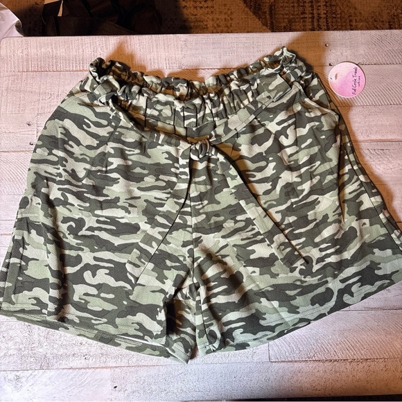 Full Circle Trends Green Camo Pull On Shorts Womens Size 2X New - Picture 3 of 16